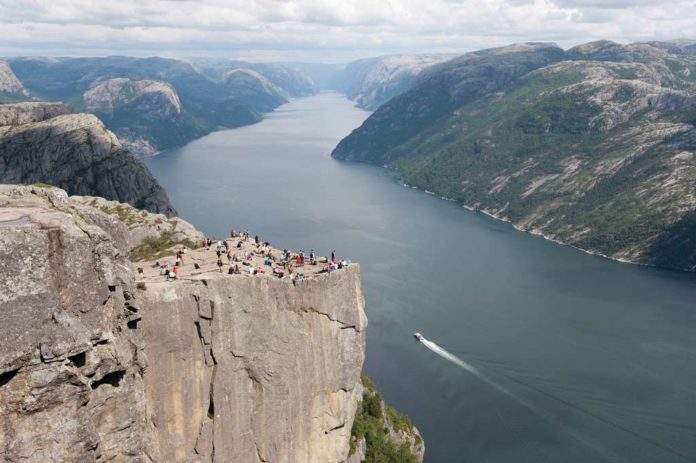 Preikestolen (Pulpit Rock) Preikestolen (Pulpit Rock)
