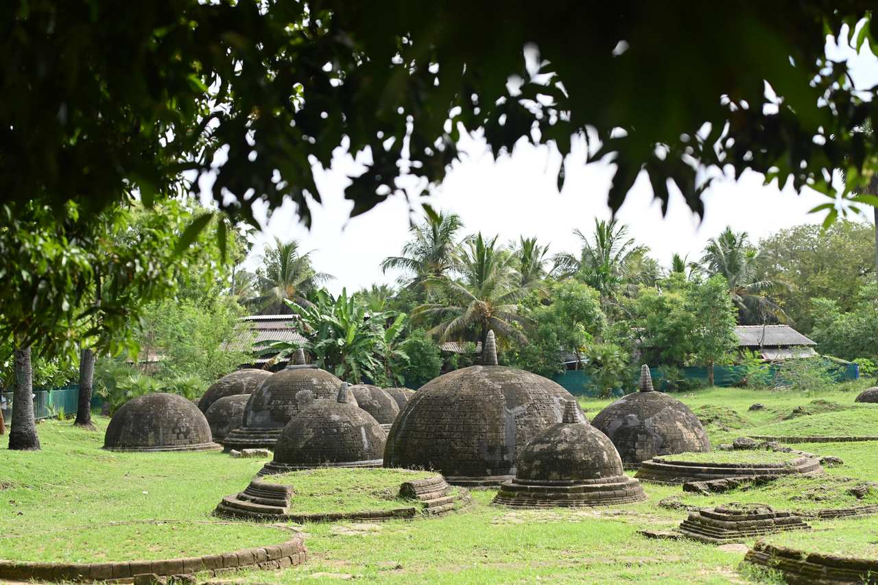 Stupas at Kadurugoda Temple, Kanniya