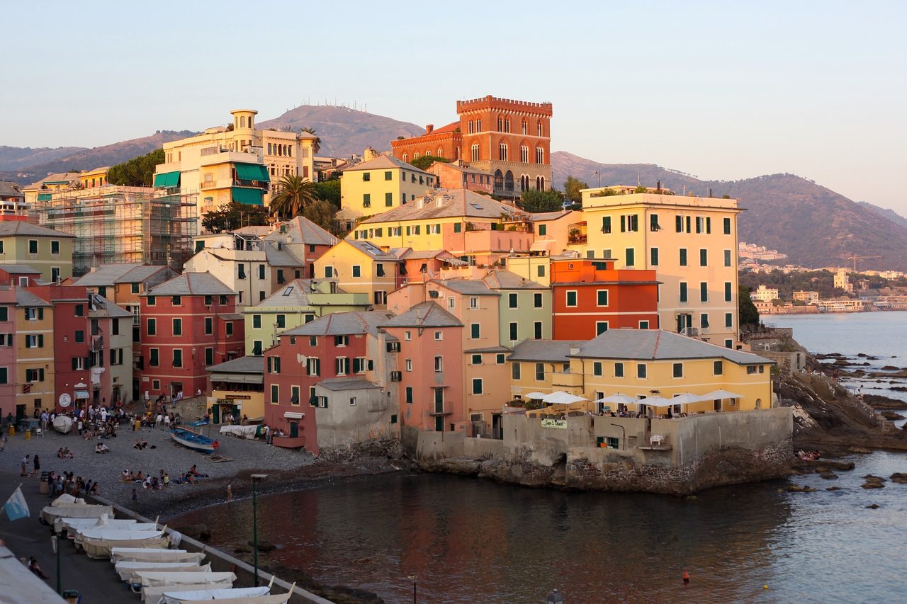 Une vue en front de mer sur l'ancien village de pêcheurs de Boccadasse.