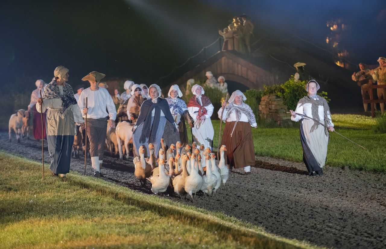 9 Over 1000 cast crew and even geese are involved in the production of Kynren