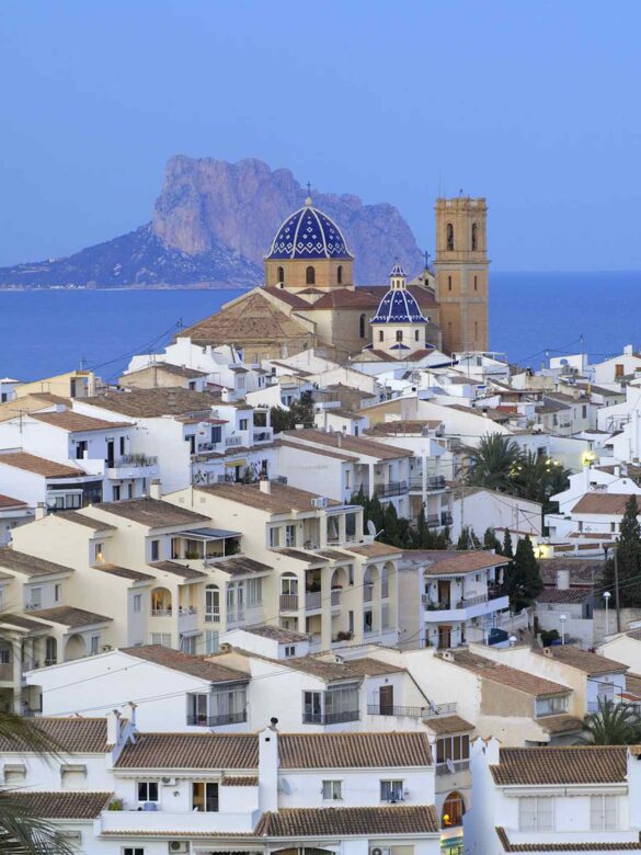 COSTA BLANCA. ALTEA. Vista de la localidad y el Pen de Ifach al fondo.