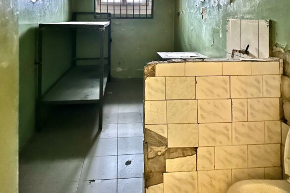 یک سلول اصلی زندان در زندان لوکیشکس در ویلنیوس، لیتوانی