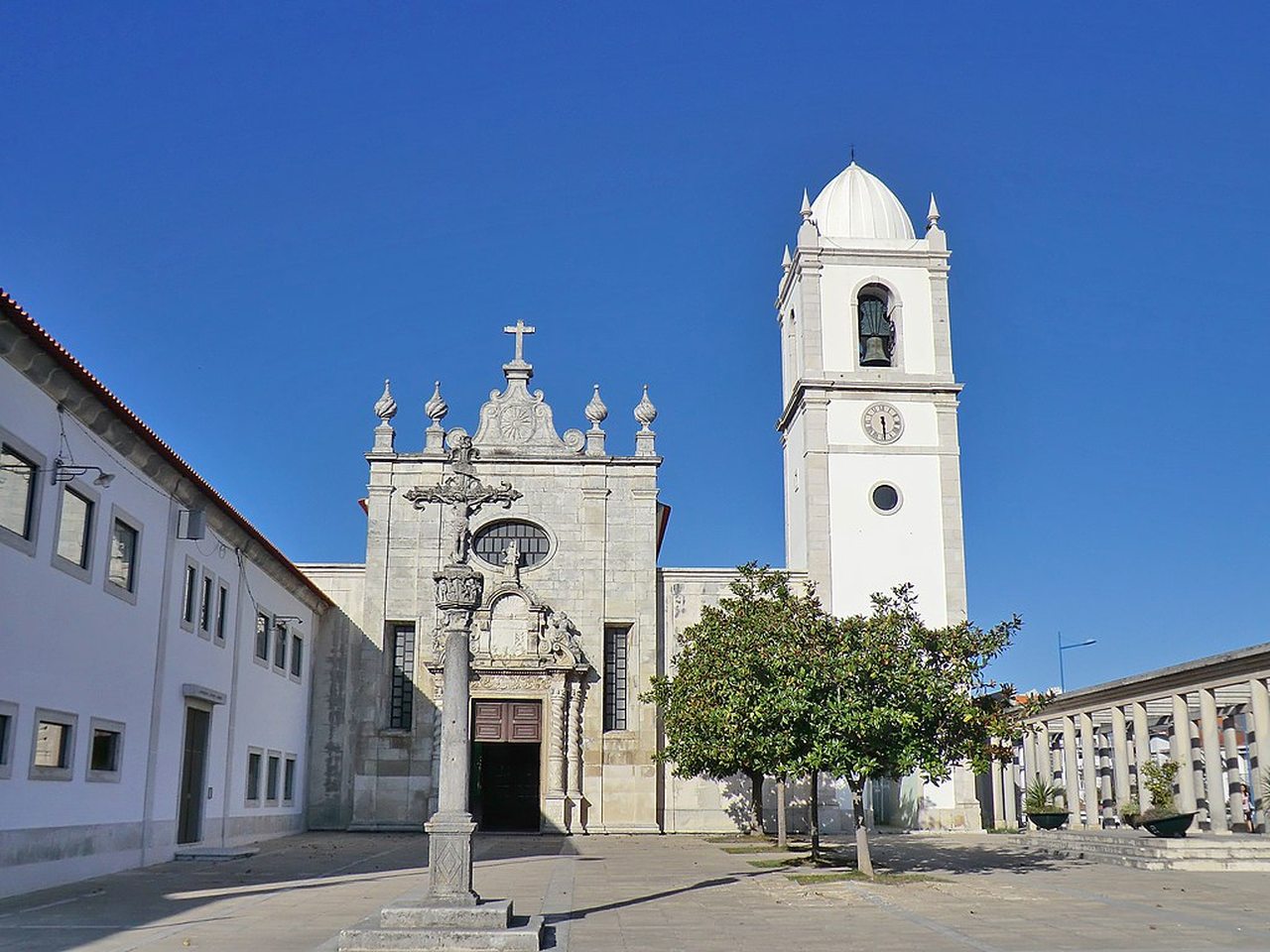 Courtyard view of the Aveiro Cathedral.