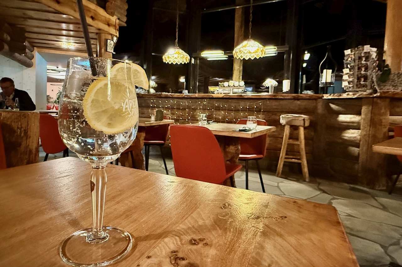 Bar at Hotel Zoo des Marécottes