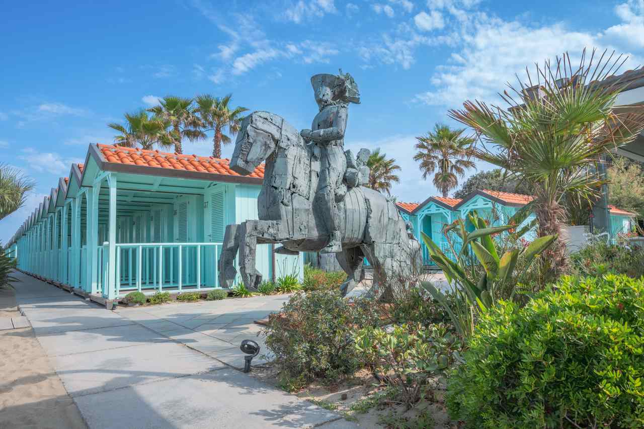 Beach cabanas & sculpture c Alpemare