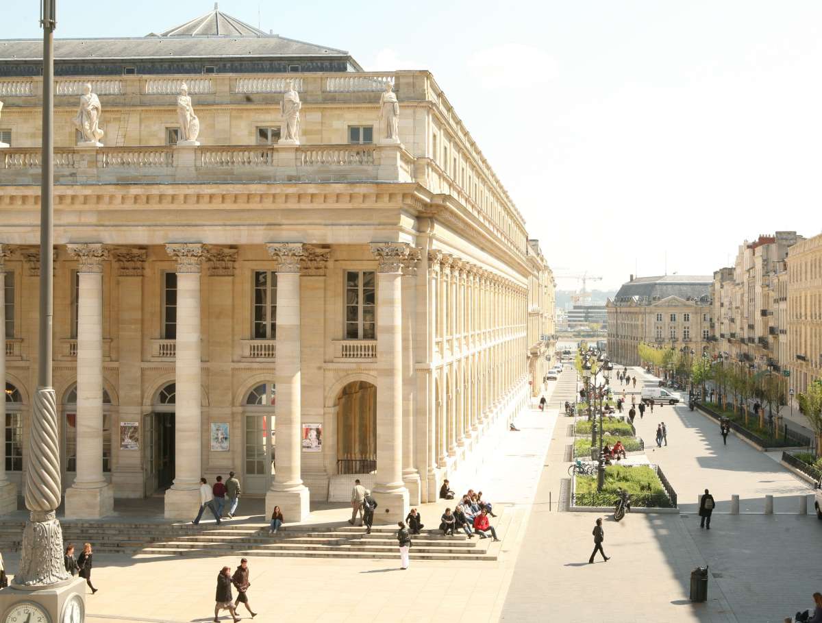 Bordeaux - Le Grand Théâtre et le cours du Chapeau Rouge