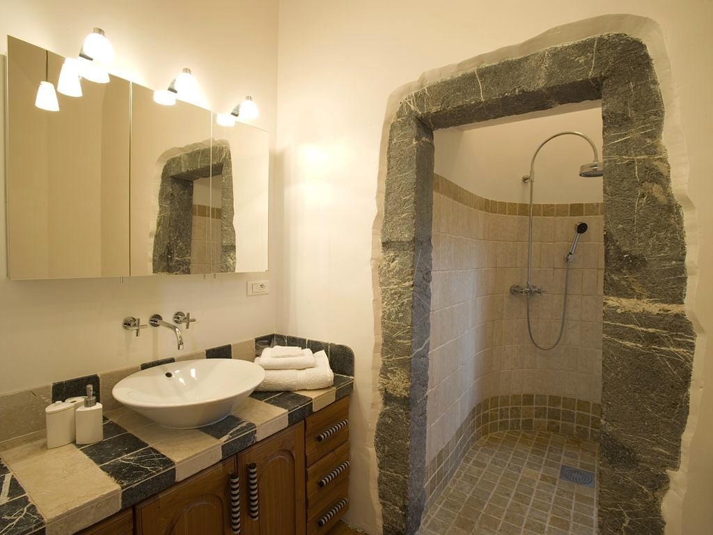 Château St. Philippe bathroom © HomeAway via Holidu Château St. Philippe bathroom © HomeAway via Holidu