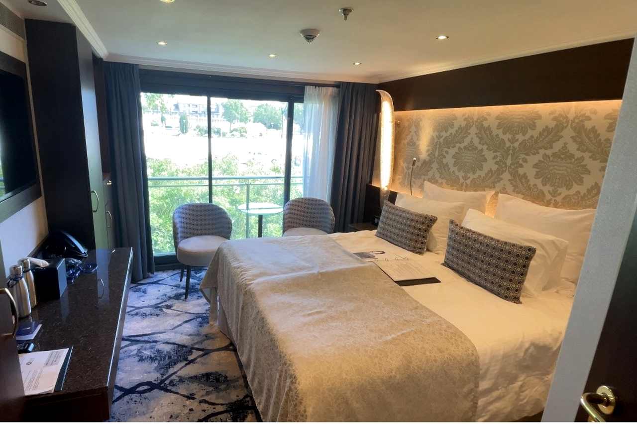 The Diamond Deck Suite