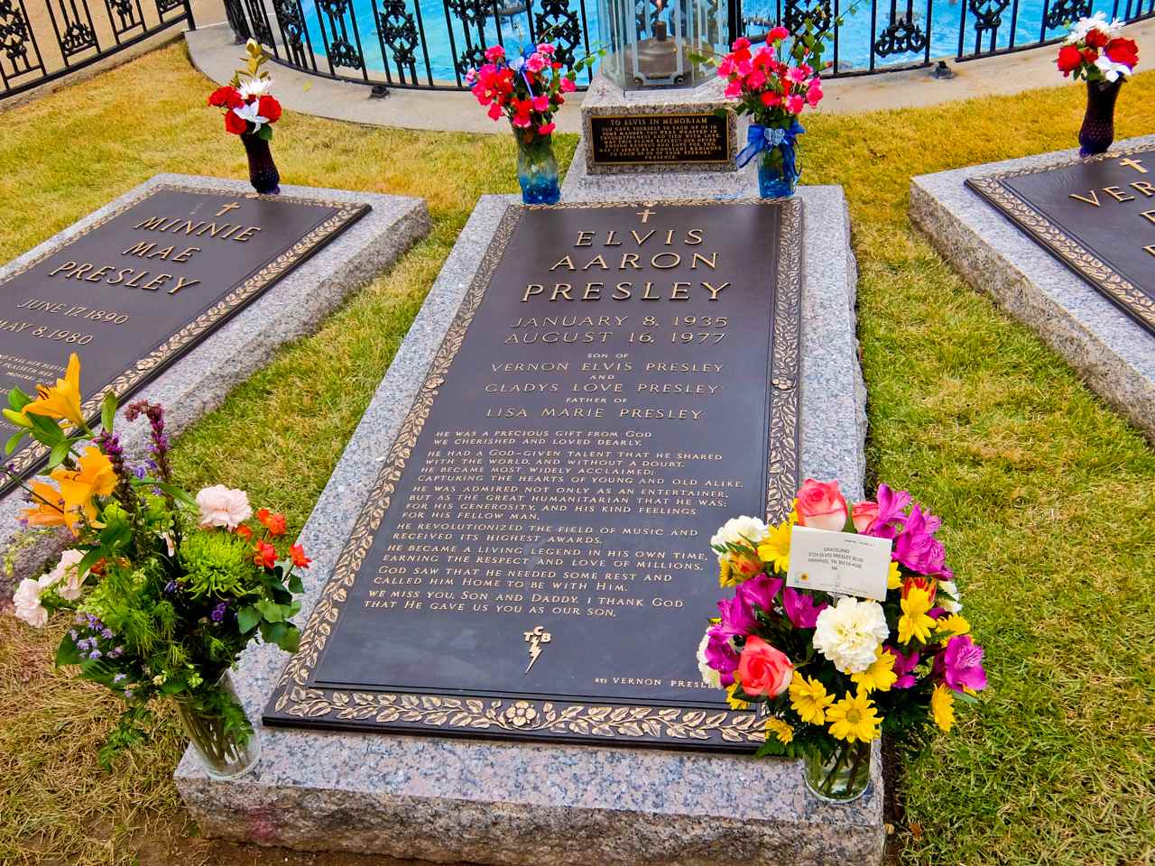 Elvis Grave Graceland