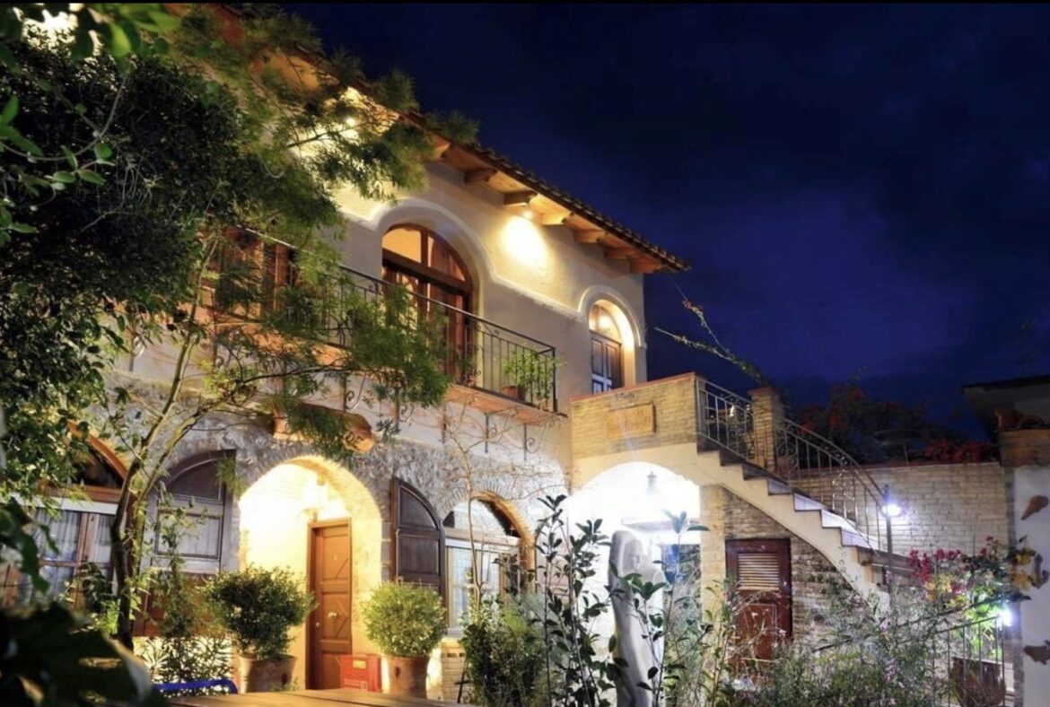 GE hotel A 19th century captain’s house with an idyllic courtyard..
