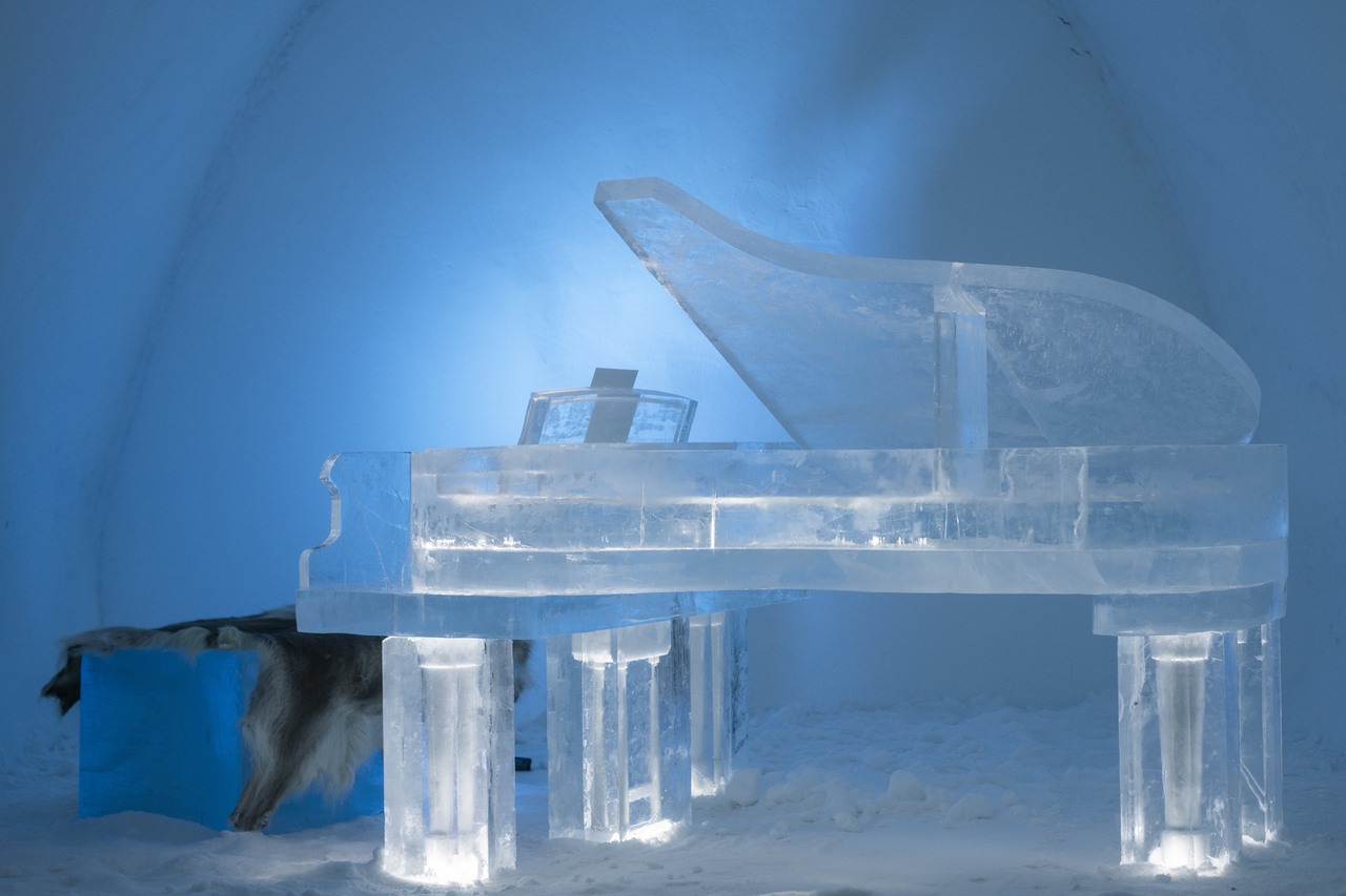 Grand piano at ICEHOTEL 36, c. Asaf Kliger