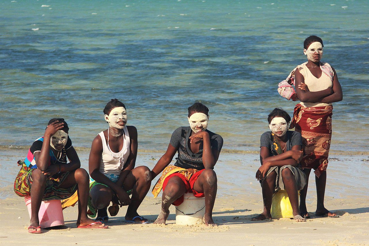 نساء ماكوا على شاطئ جولودو ، موزمبيق