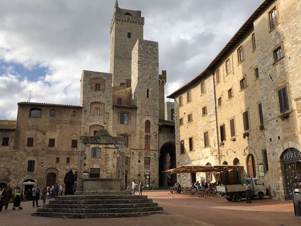 Piazza della Cisterna, San Gimignano