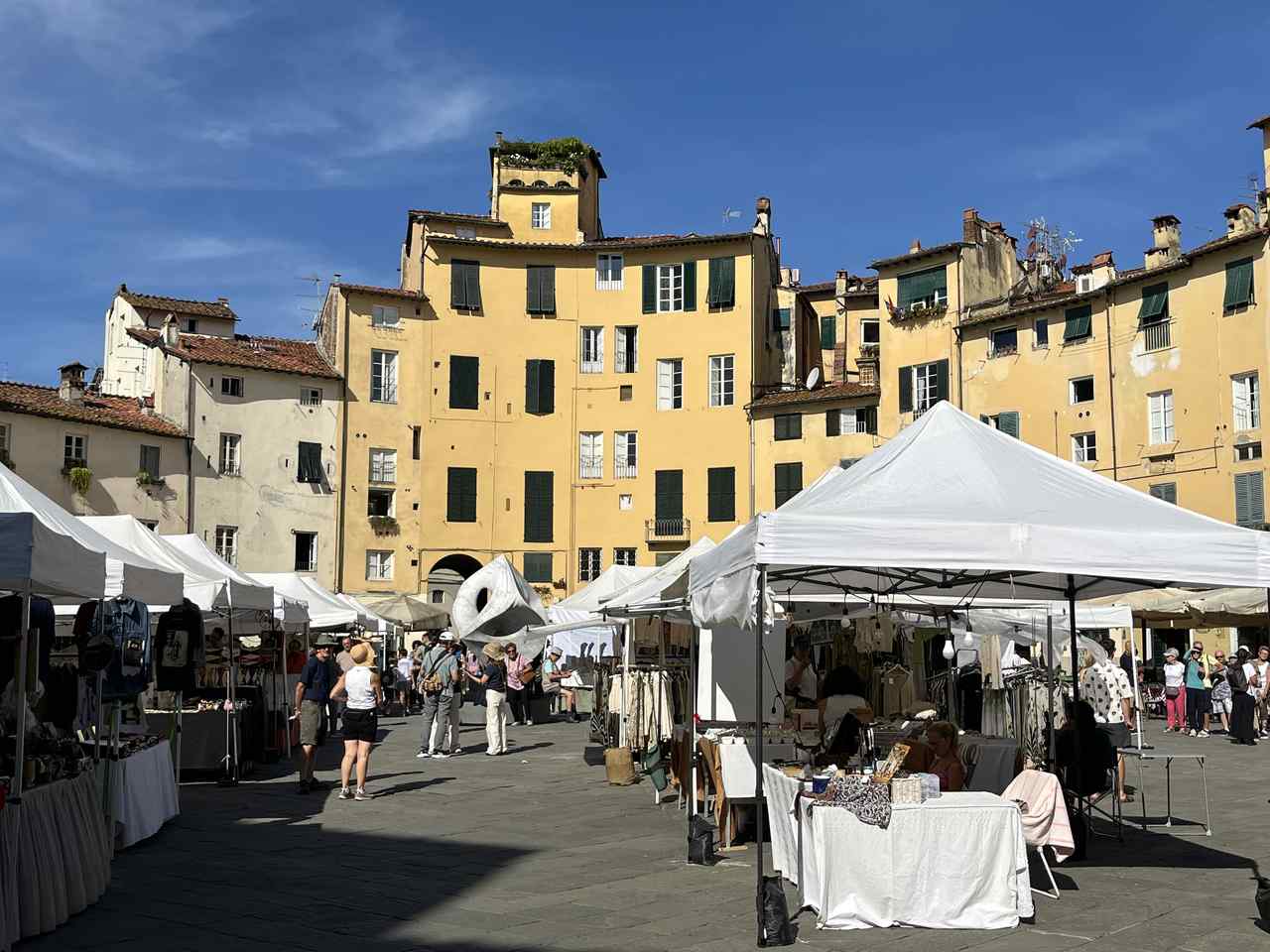 Piazza Anfiteatro, Lucca