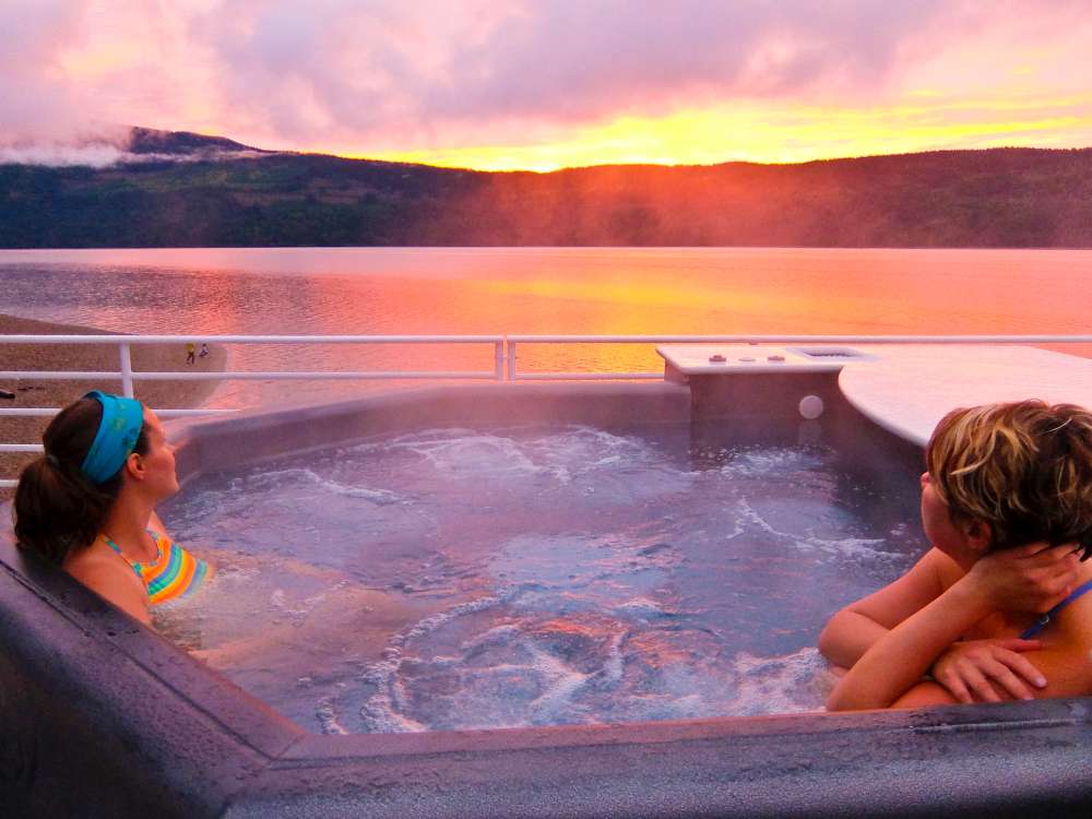 Watching the sunset from the hot tub of Twin Anchors Houseboat