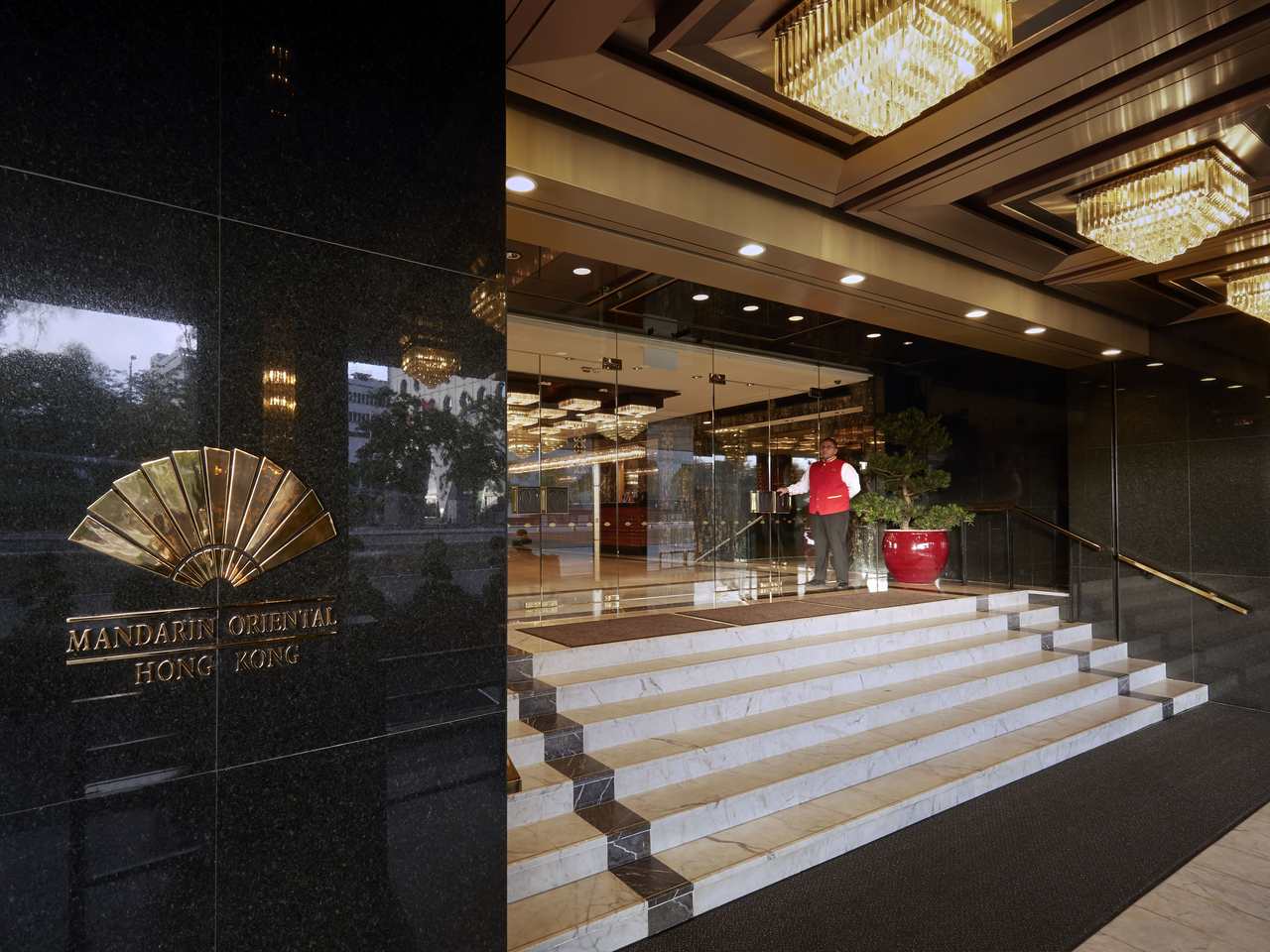 Mandarin-Oriental Hong Kong Entrance Connaught Road