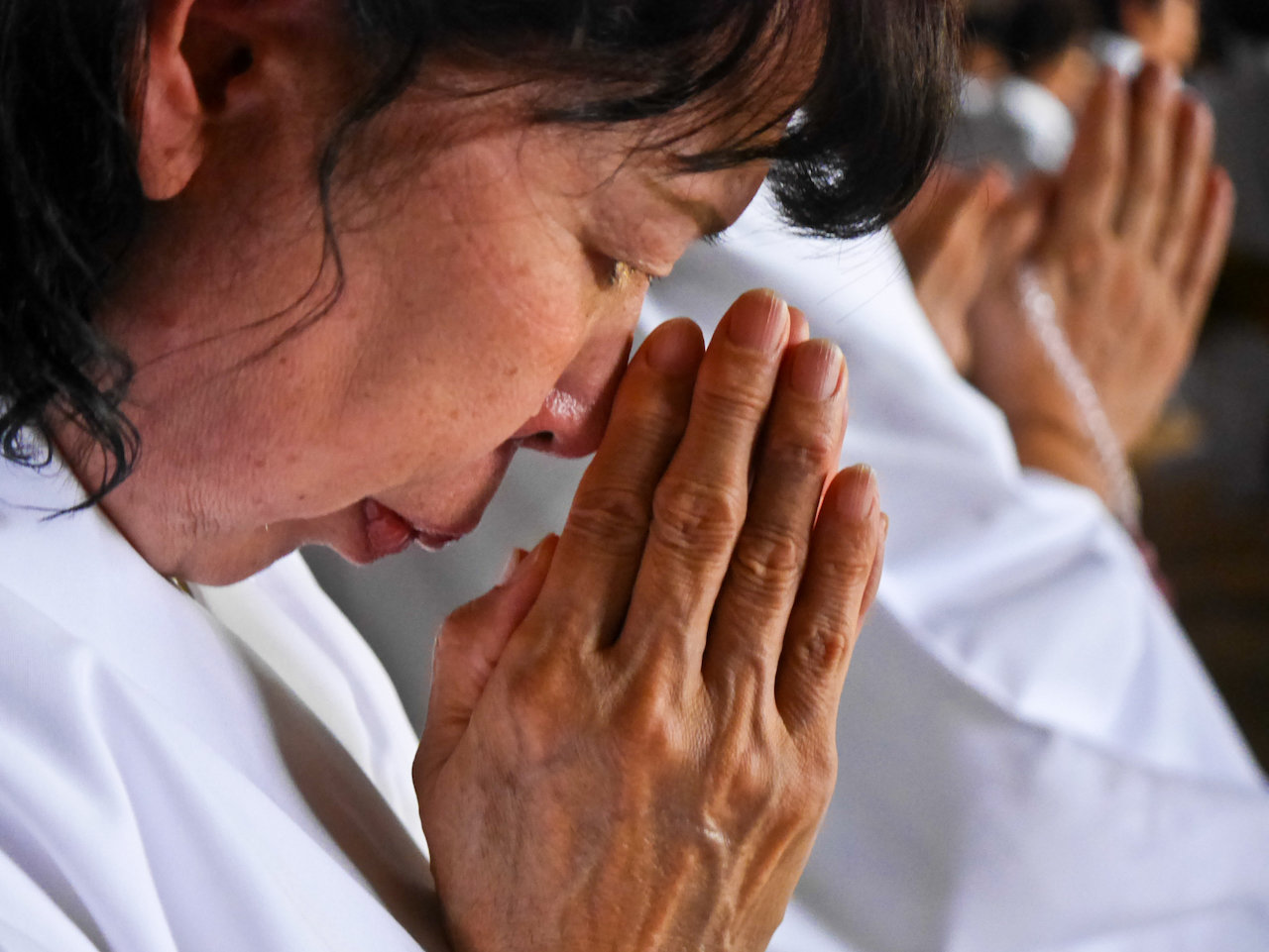 women praying