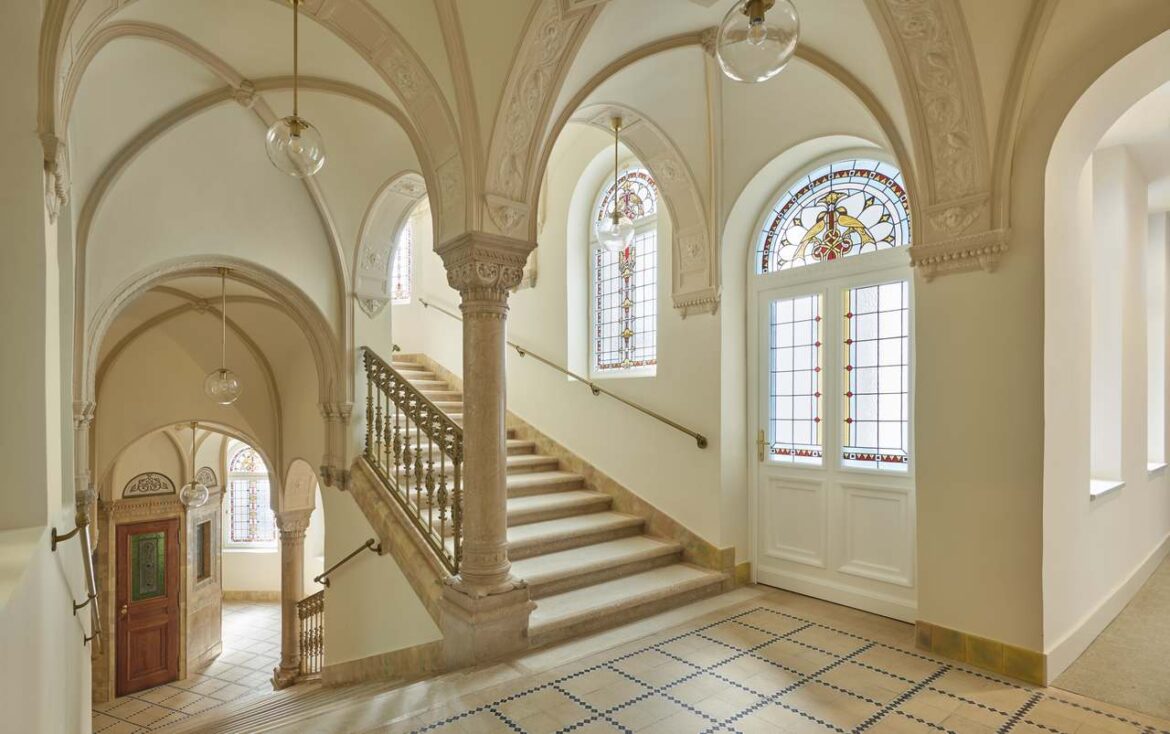 Parisi-Udvar-Hotel-Budapest-Staircase