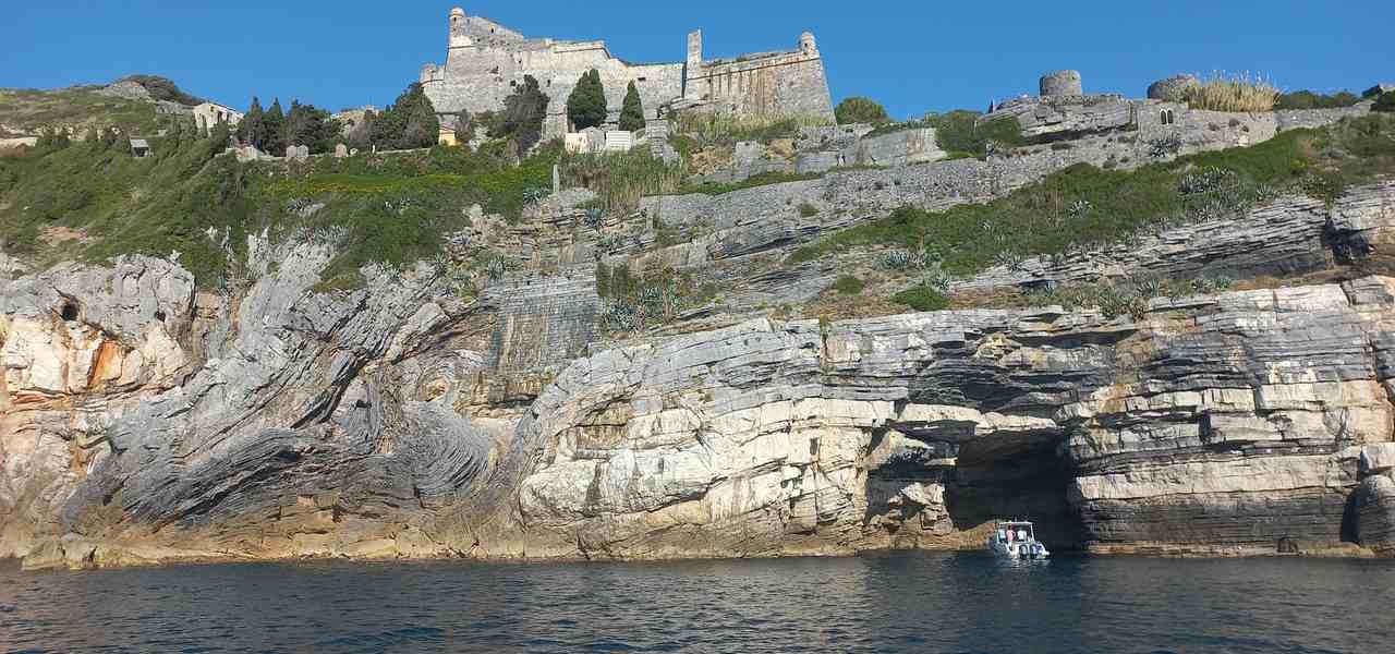 Recalling Byron’s swim across the bay from a marine grotto c Lisa Gerard-Sharp