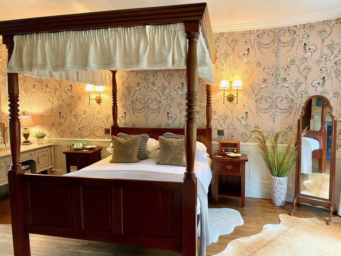 Romantic Room 2_Credit Beth Harvey Burleigh Court Hotel