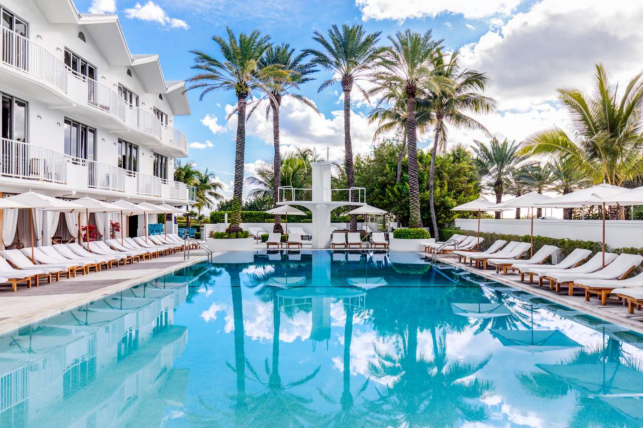 6 Florida hotels boasting stunning rooftop swimming pools.