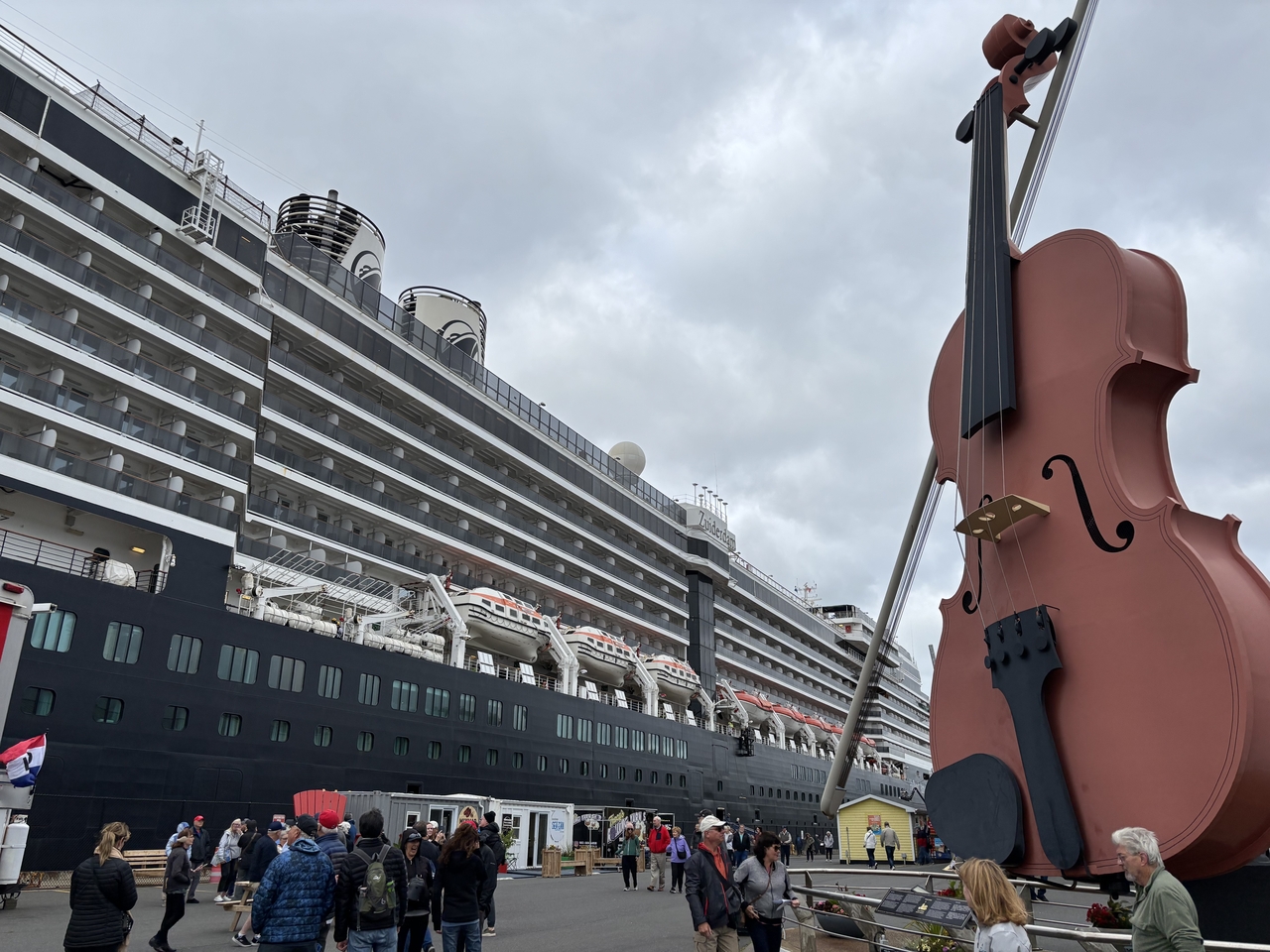 The world's biggest fiddle welcomes Zuiderdam to Sydney