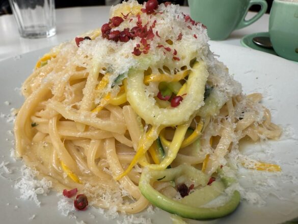 Tagliolini con Limone, Zucchine e Pepe Rosa