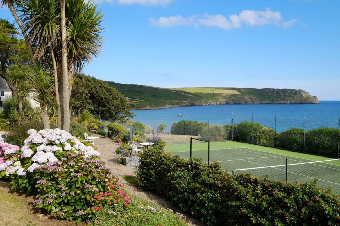 The Nare tennis court with view