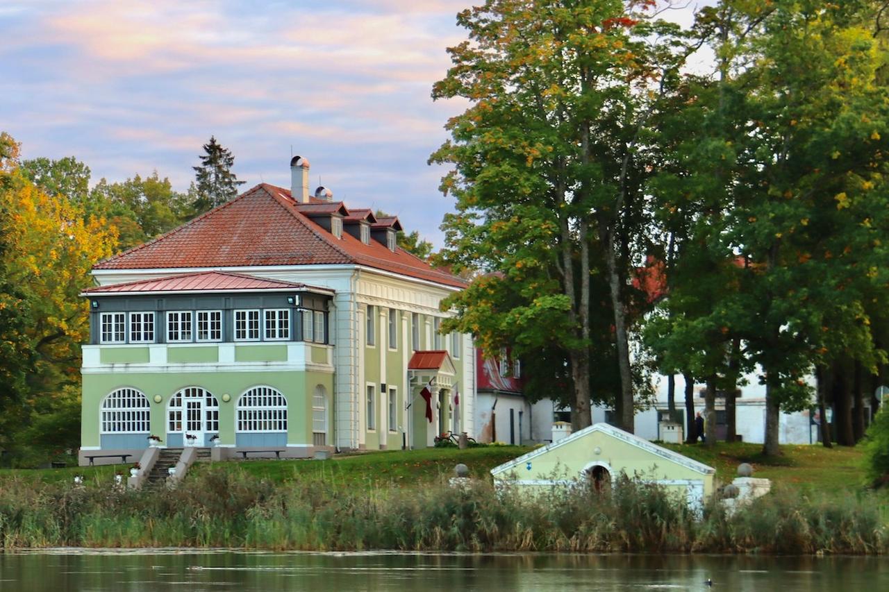Cung điện cổ ở Alūksne, Vidzeme ở Latvia