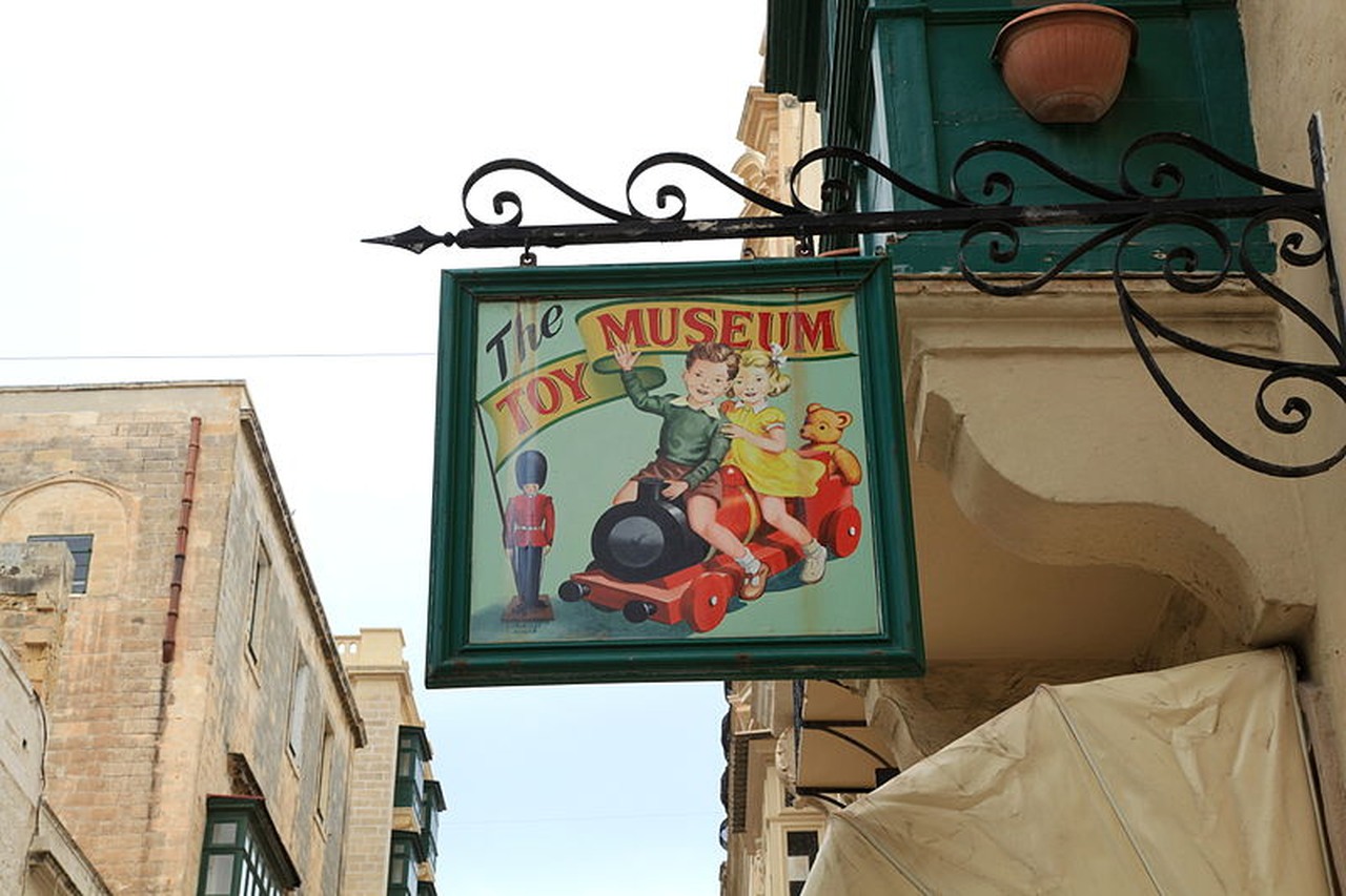 Cumhuriyet Caddesi'ndeki Oyuncak Müzesi'nin mağaza logosu.