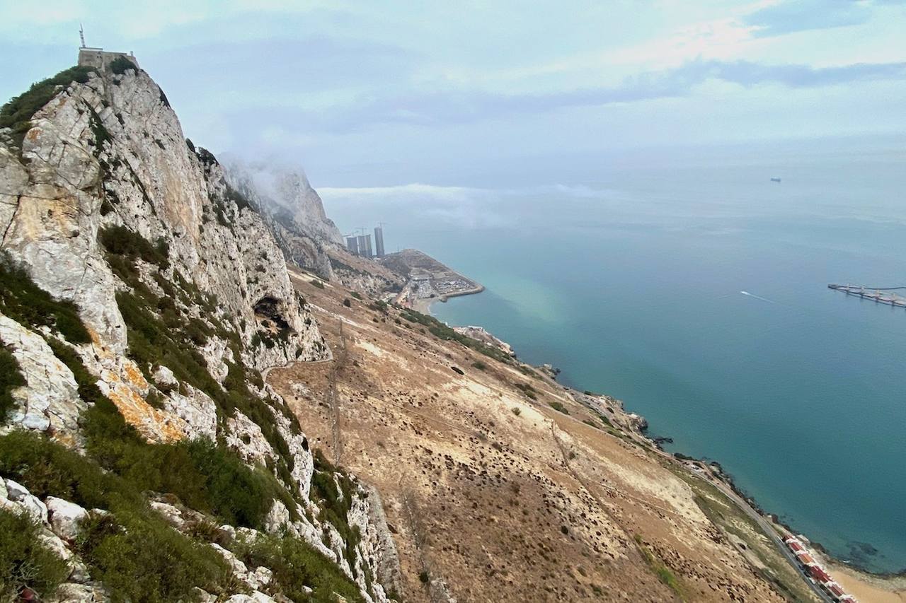 Pohled z SkyWalk na horní skále Gibraltaru