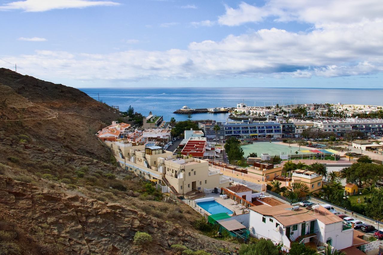 Hotel Cordial Mogán Playa Gran Canaria'dan Puerto de Mogán manzarası