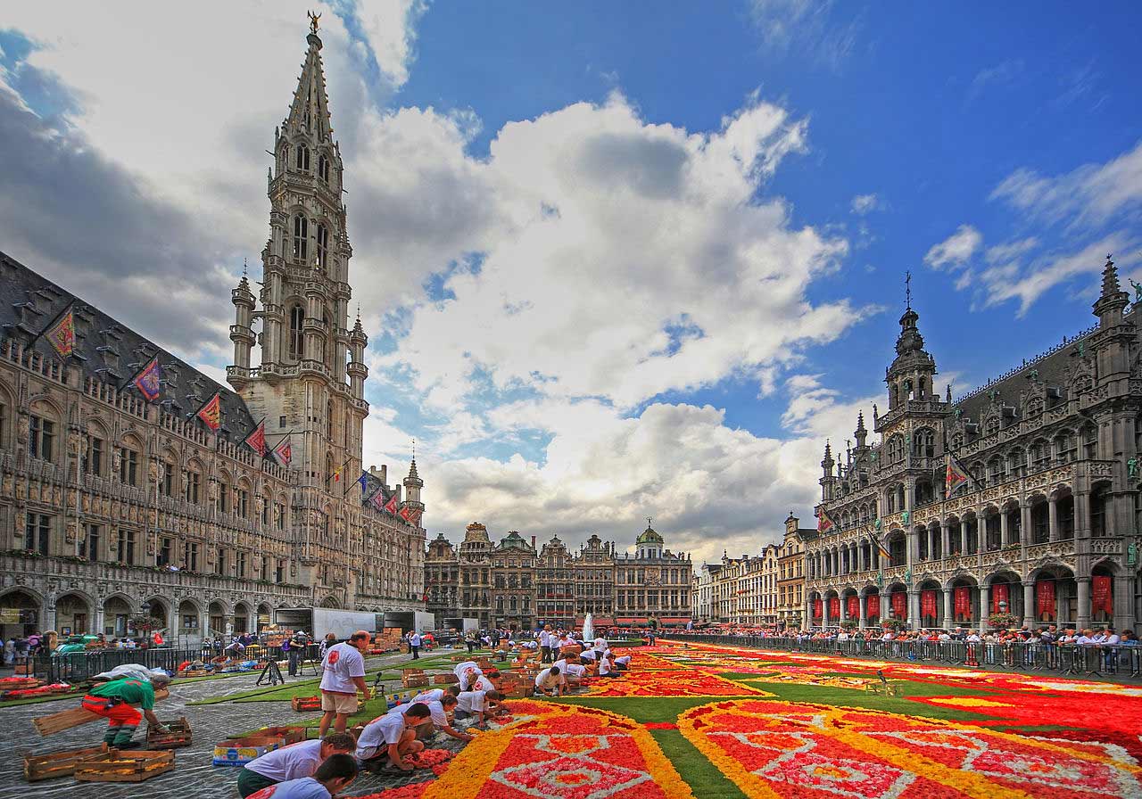 グランプラス上の花のカーペットの建設