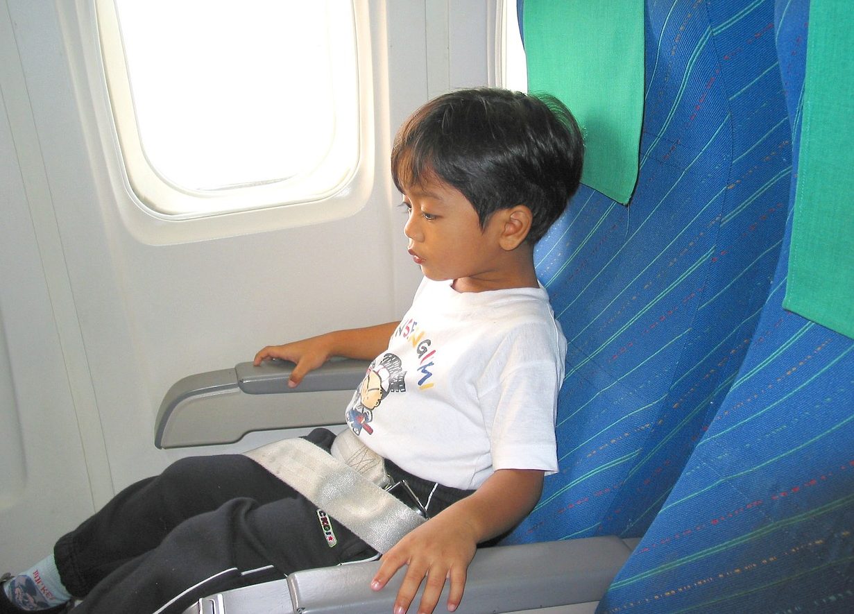 4 ABD havayolu şirketi çocukların uçarken ebeveynlerinin yanında oturabileceğini garanti ediyor