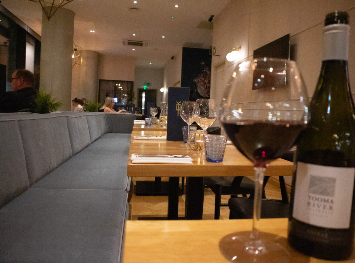 City Suites Embankment Kitchen, شیراز رودخانه توما شراب ذخیره استرالیا