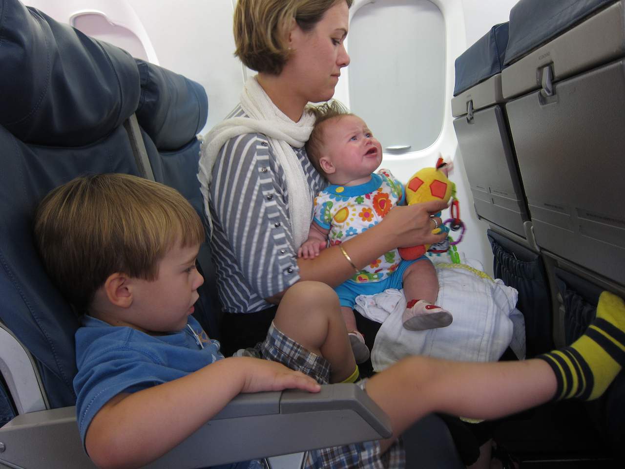 Самолет с маленьким ребенком. Перелет с ребенком. Самолет для детей. Места в самолете для младенцев. Маленькие дети в самолете.