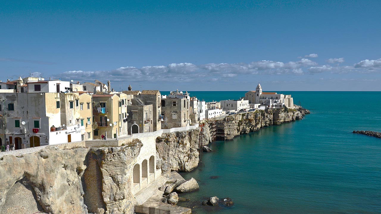 What is the optimal moment to travel to Puglia, Italy?