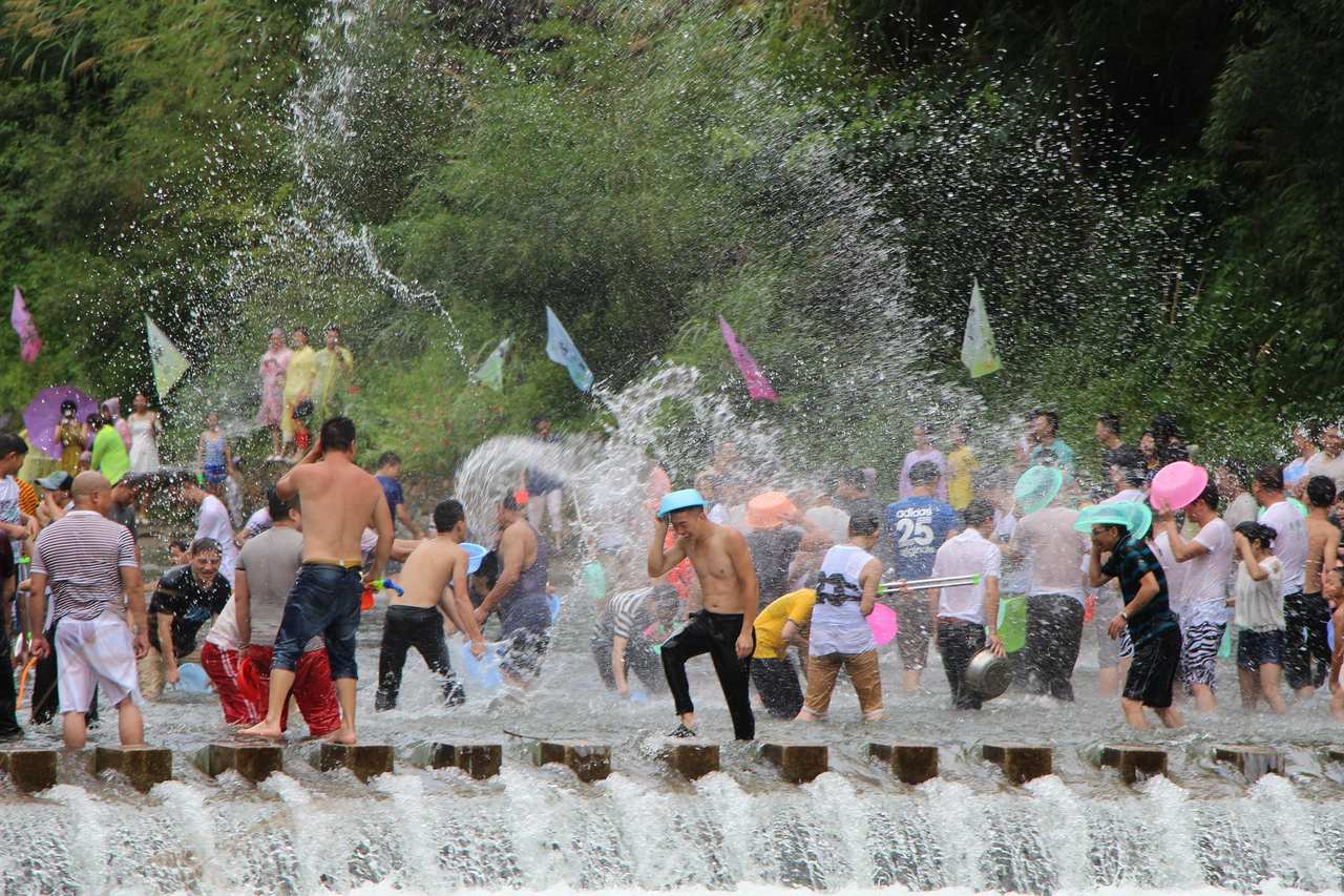 Cuối tháng ba đánh dấu sự bắt đầu của mùa mưa ở Thái Lan